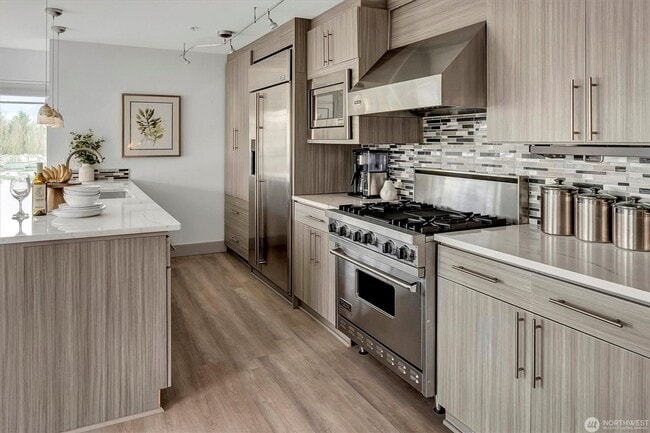 Building Photo - 3Bd/2Ba Bellevue Condo