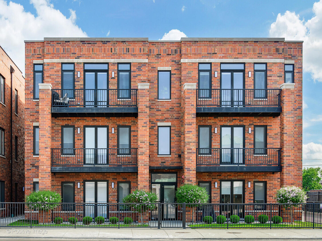 Foto principal - 7355 W Grand Ave