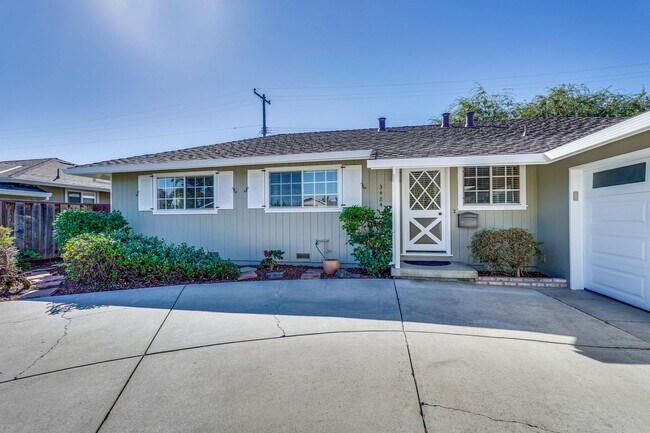 Foto del edificio - Charming & Refreshed Well-Maintained 4 Bed...