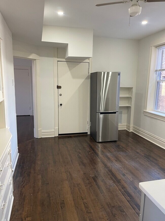 Foto del edificio - 3707 W Augusta Blvd