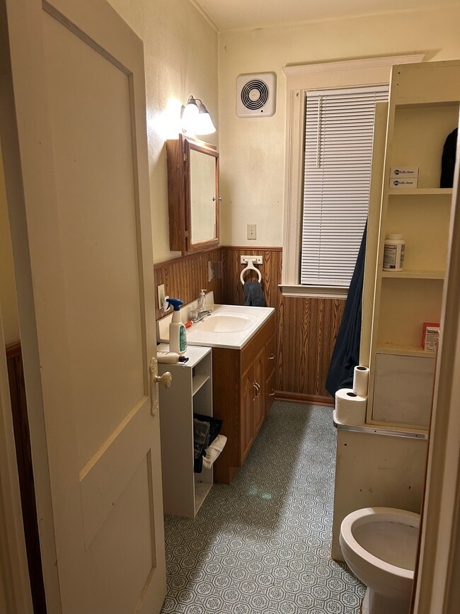 bathroom - 1075 Lakepointe St