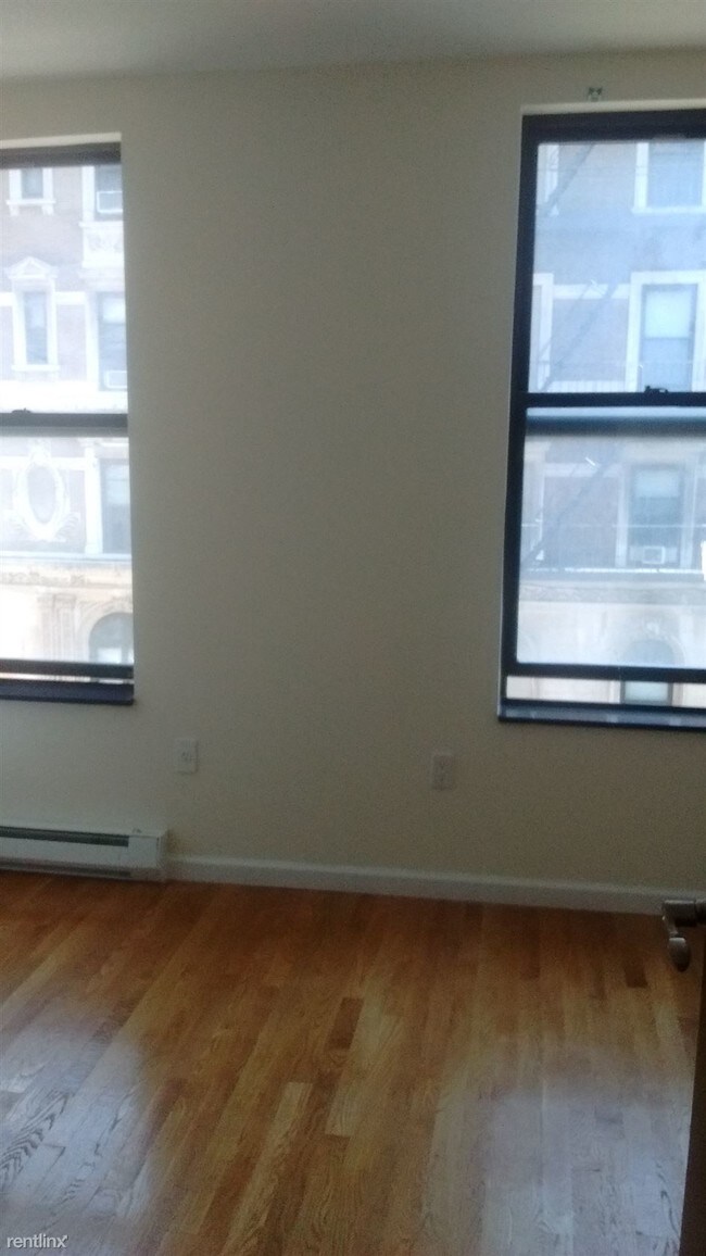 Foto del edificio - 8 Manhattan Ave