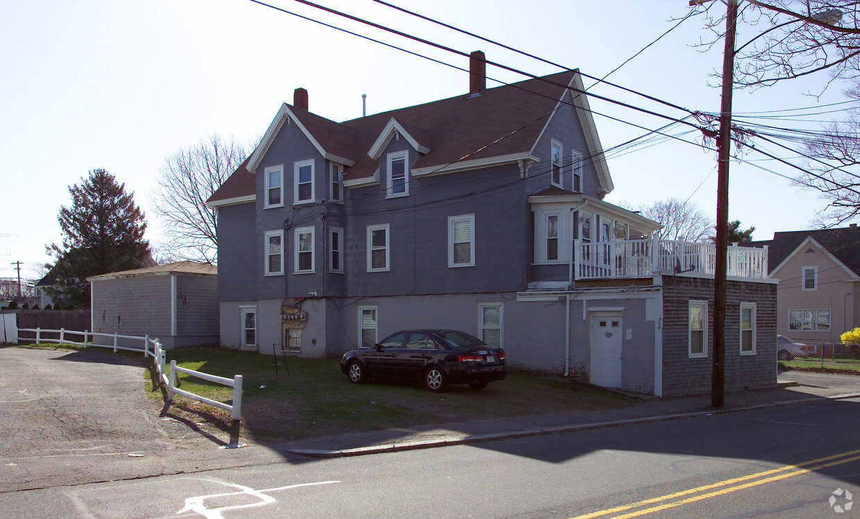 Building Photo - 539 Bay St