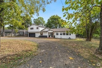 Building Photo - 2038 Avon Dr