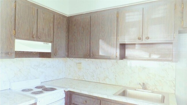 Building Photo - 6125 SW 48th Ct