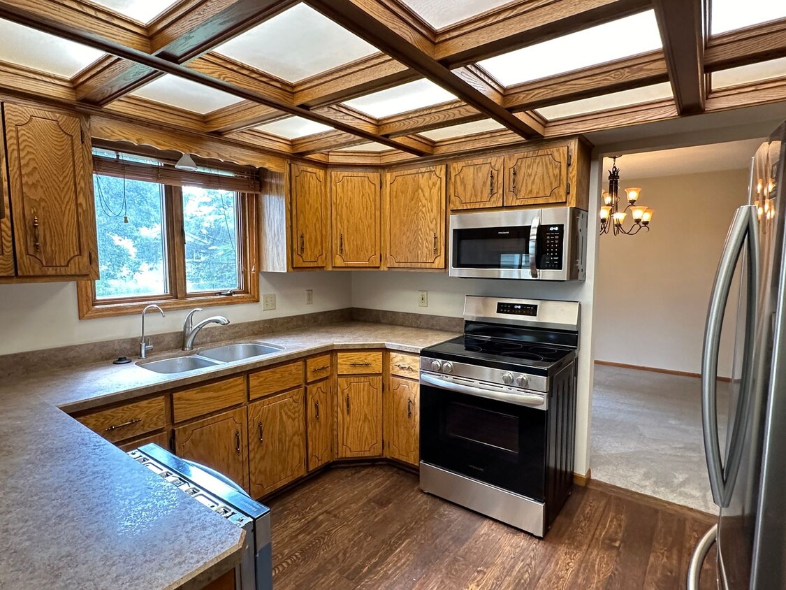 Foto principal - Lakeville Single Family Home, Dishwasher, ...