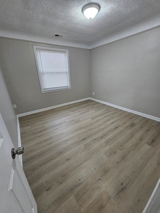 Foto del edificio - 3 Bedroom Large Bungalow w/ Attached 2 Car...