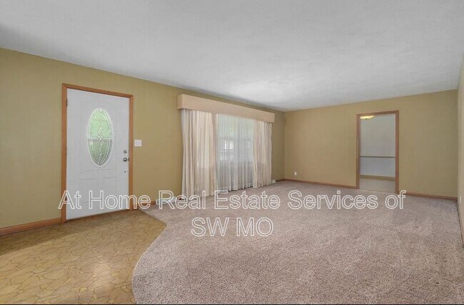 Building Photo - 833 W Riverside St