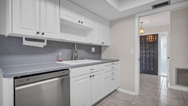 Building Photo - Gorgeous 3br/2ba/2 car gar in Imperial Poi...