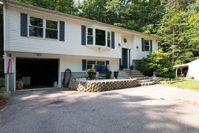 Building Photo - Spacious 4 Bedroom Single Family