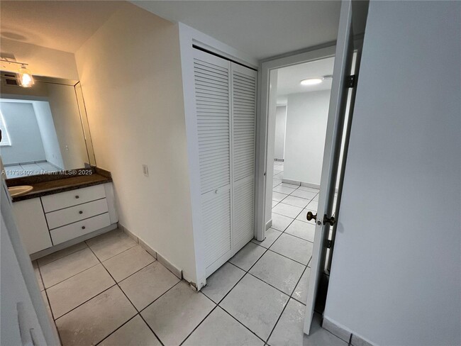 Foto del edificio - 17890 W Dixie Hwy