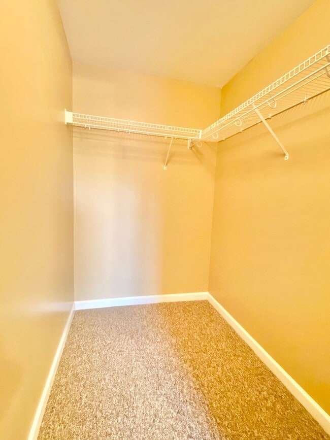 Foto del edificio - Welcome home to LAUREL STATION for Fall 2026! 3bed/2bath for $3300 includes two parking spaces!