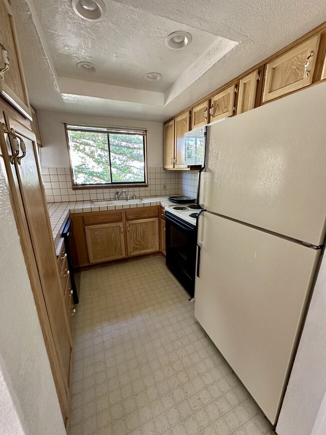 Building Photo - 2055 Sierra Rd