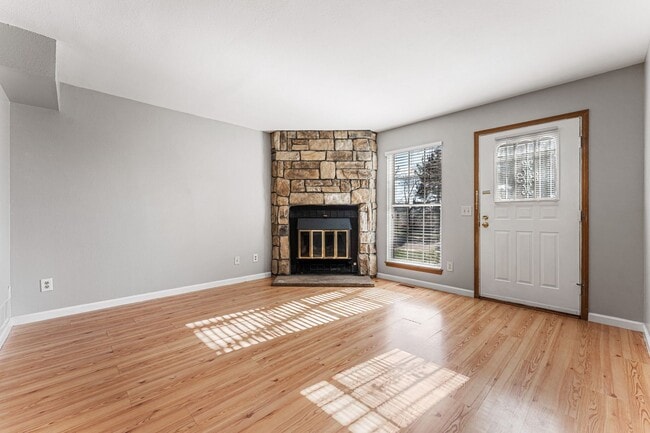 Building Photo - Fantastic Townhome with Central AC!