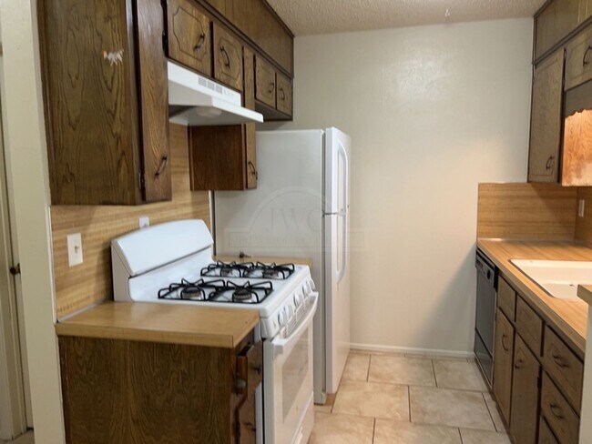 Foto del edificio - 2210 Silverway Dr