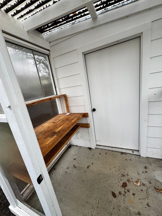 Foto del edificio - Beautifully remodeled 4 bedroom with ADU! PVT backyard, garage pets ok!