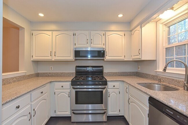 Building Photo - 17 Colonial Dr