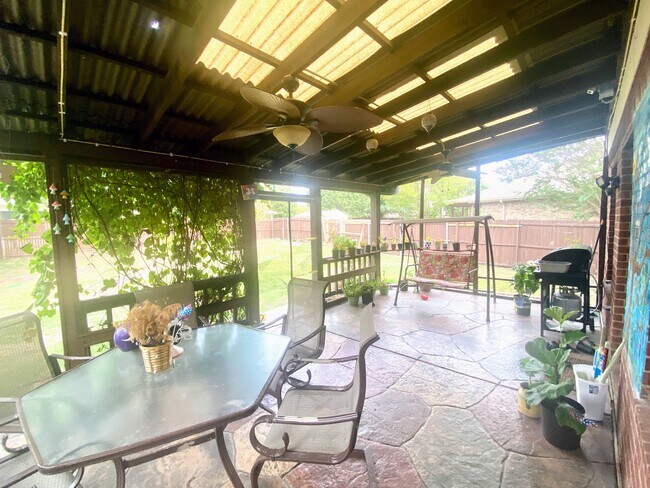 Acogedor patio cubierto - 312 Highland Valley Ct