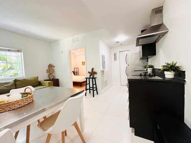 Bright and furnished 1/1 in classy remodel... - Bright and furnished 1/1 in classy remodel... Apartment