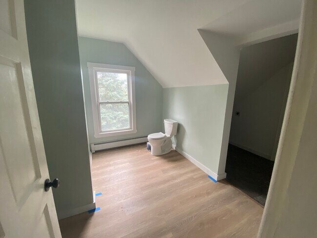 Upstairs bathroom and laundry - 10 Halifax St