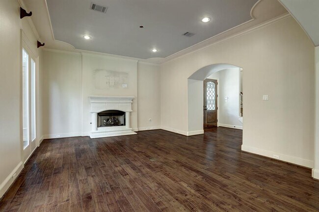Building Photo - 1521 Pine Chase Dr