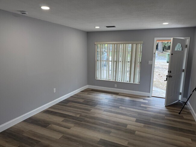 Foto del edificio - Water View - Remodeled 4 bedroom and 2 bath -  Sunroom