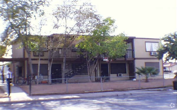 Building Photo - 3017-3021 E Carey Ave
