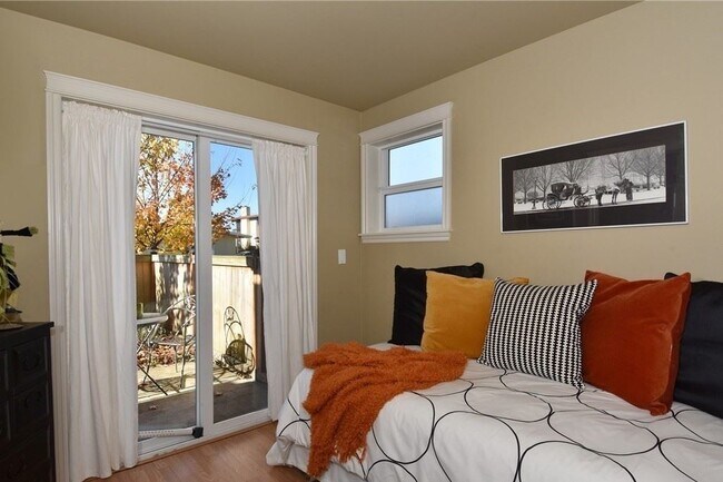Building Photo - 3 br, 3.5 bath House - 11030 C Greenwood A...