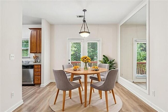 Building Photo - House 3 Beds 3 Bath