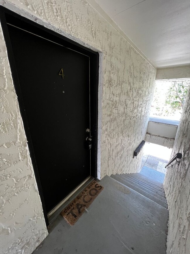 Building Photo - 1/1B 2nd floor unit located in Jacksonvill...