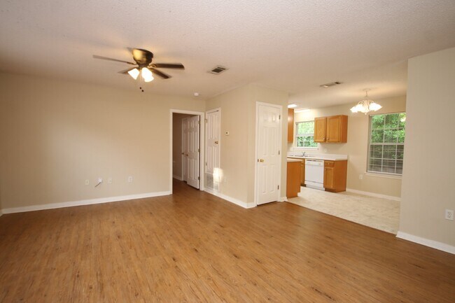 Foto del edificio - 3BR/2BA Home Near UWF – Wood-Look Flooring, Galley Kitchen, Pet Friendly!