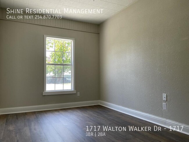 Foto del edificio - 1717 Walton Walker Dr