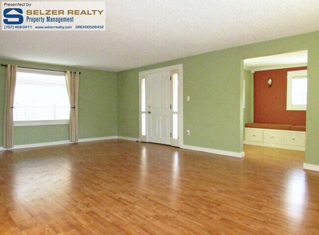 Building Photo - Roomy 3 bd. home w/ big yard in the heart ...