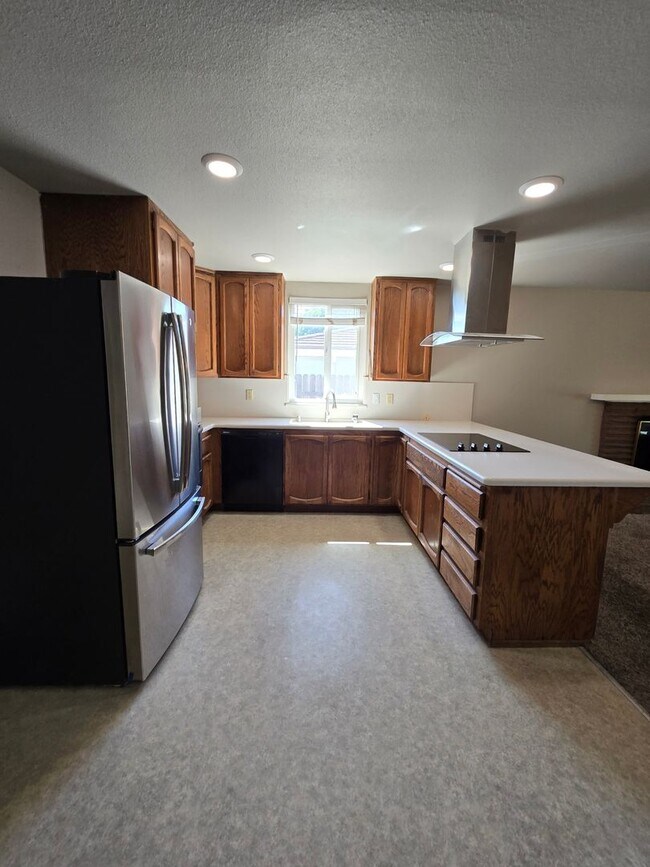 Building Photo - Spacious 4-Bedroom Corner Lot Home $2450.00 per month | Prime Rancho Cordova Location | Available...