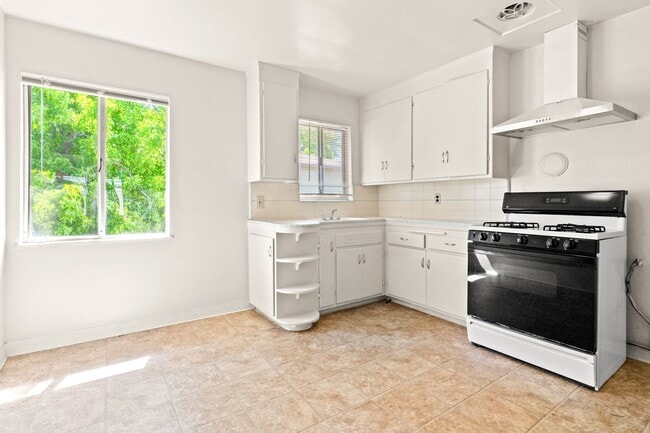 Building Photo - Cozy 2-Bed Oakland Apartment: San Leandro ...