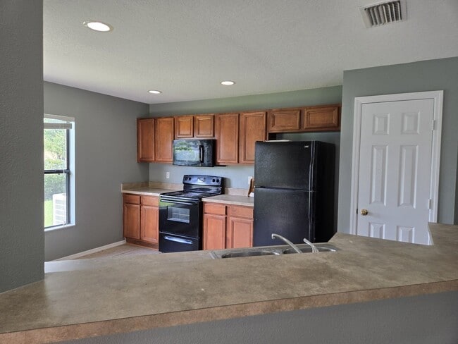 Building Photo - EDGEWATER AT LAKE BRANDON