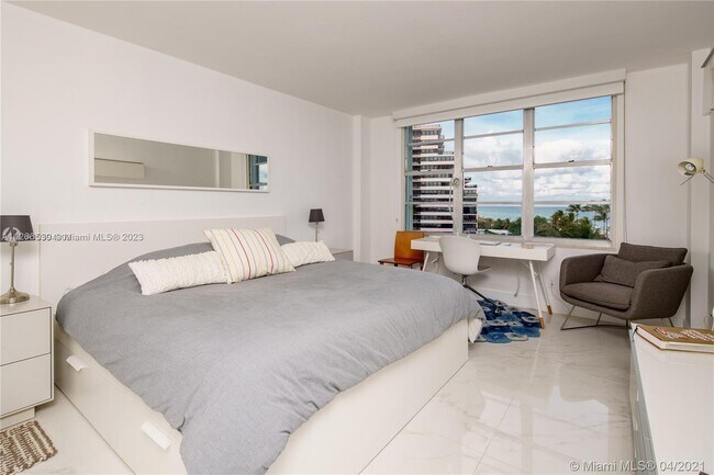 Foto del edificio - 5151 Collins Ave