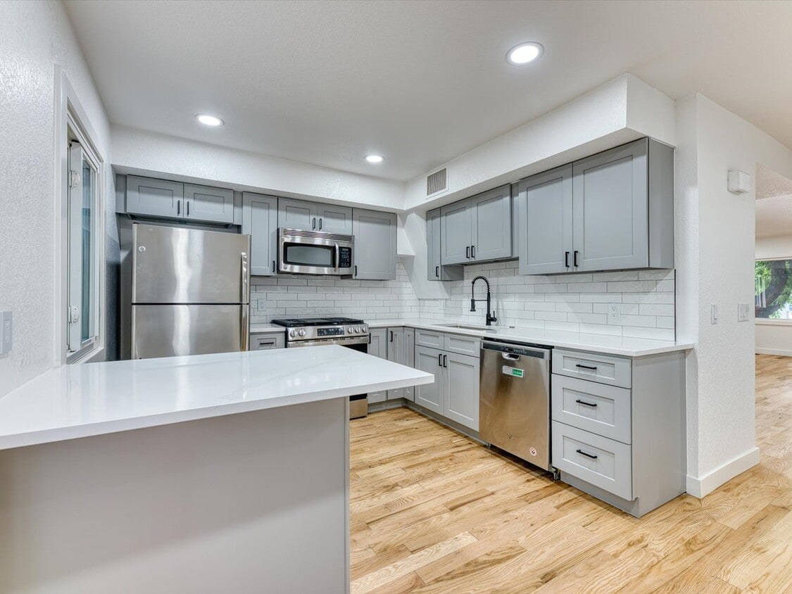 Primary Photo - 3050 W 32nd Ave