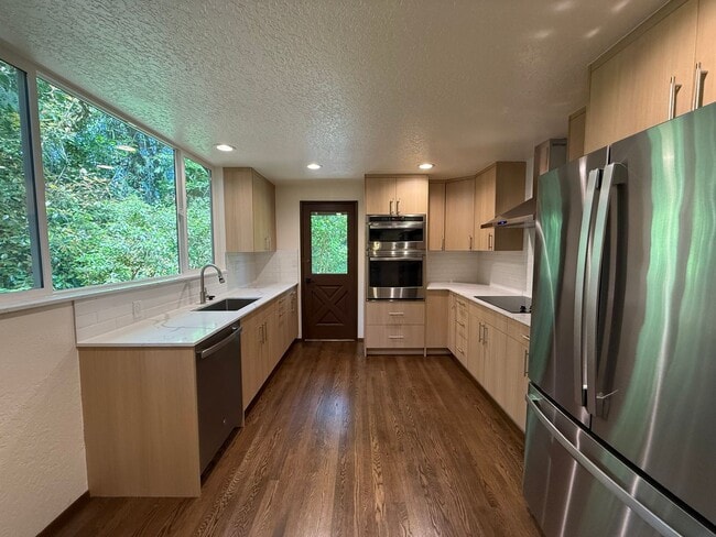 Building Photo - 3 Bed 2.5 Bath in the Heart of Bellevue