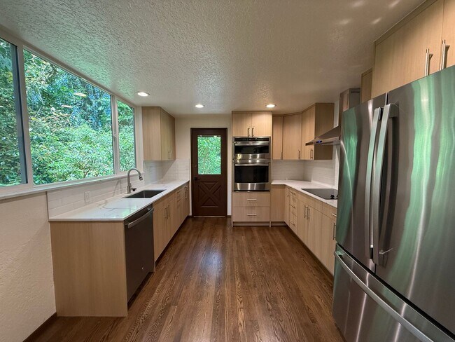 Foto del edificio - 3 Bed 2.5 Bath in the Heart of Bellevue