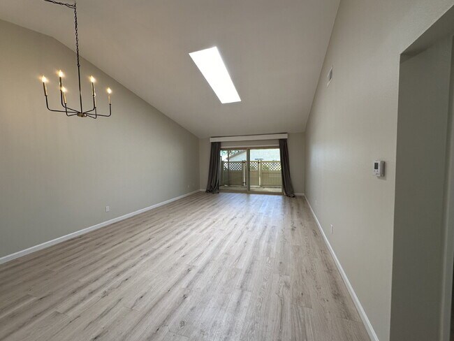 Foto del edificio - Enjoy Resort-Style 55+ Living in This Bright Camarillo Home