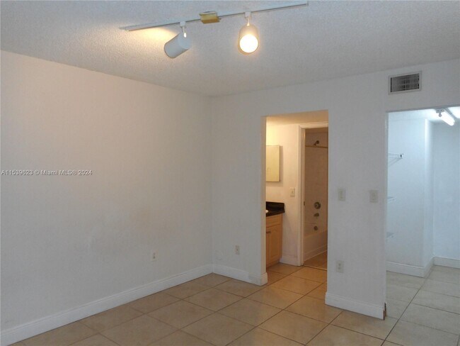 Foto del edificio - 9982 Nob Hill Ln