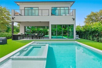 Building Photo - 245 NE 116th St