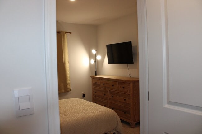Building Photo - 1932 Hinesley Dr