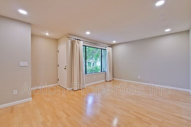 Building Photo - 1247 Crescent Terrace
