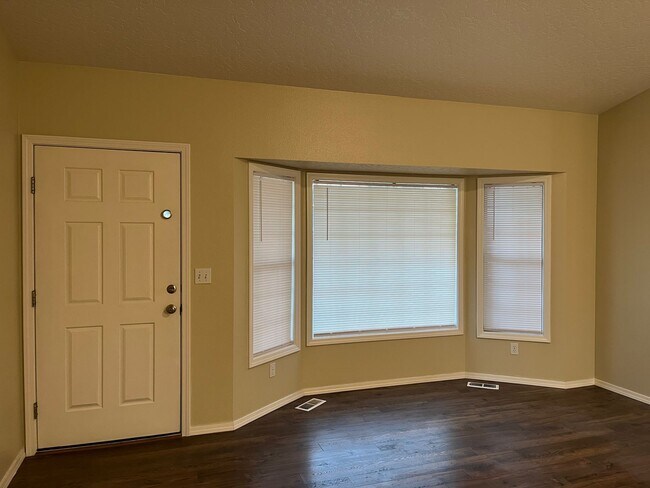 Foto del edificio - Room to Roam! Updated 3-Bedroom Home with Huge Yard