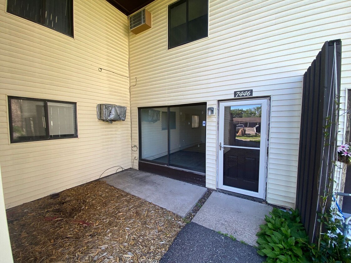 Primary Photo - Updated 2br/1ba Townhome in Brooklyn Park