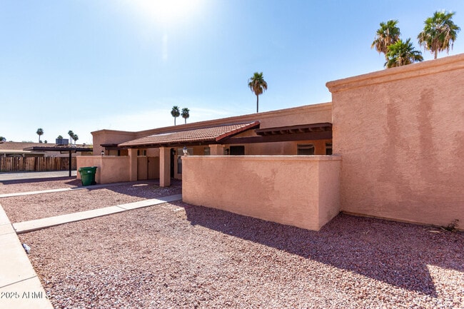 Building Photo - 615 N Arrowhead Dr