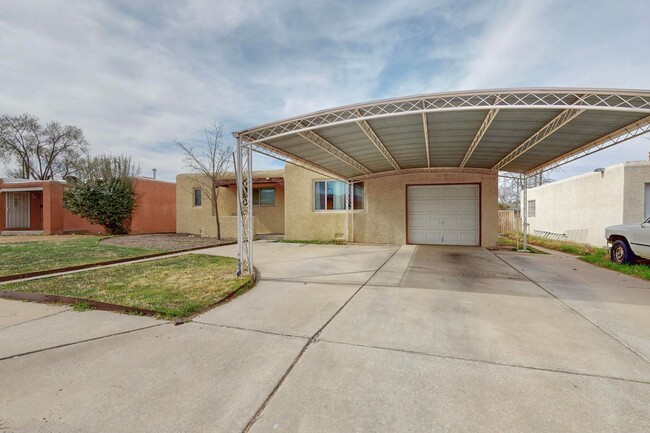 Building Photo - Gated Newer Pueblo 3/BD 1.75/BA 1/CG 2/CP ...