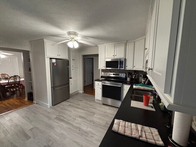 Foto del edificio - Beautiful Move in ready House!